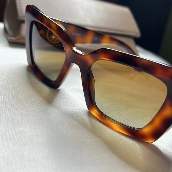 Burberry sunglasses authentic bought from macys includes case - Picture 3 of 9